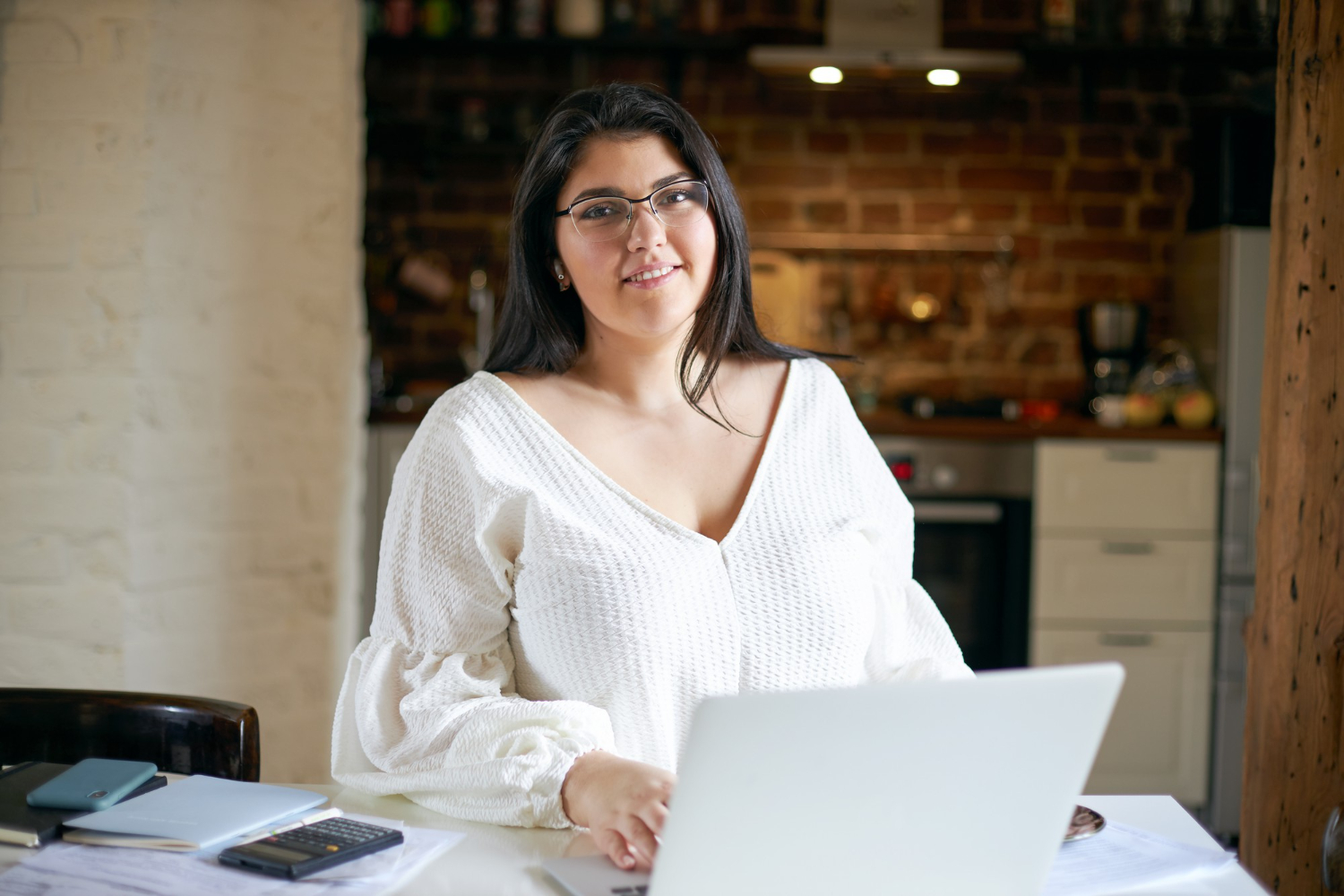 Emprendedora gestionando su operación y facturación desde una laptop